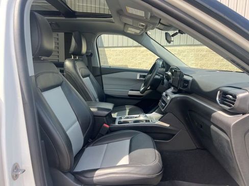 Used 2023 Ford Explorer XLT w/ Equipment Group 202A AWD/4WD image 11