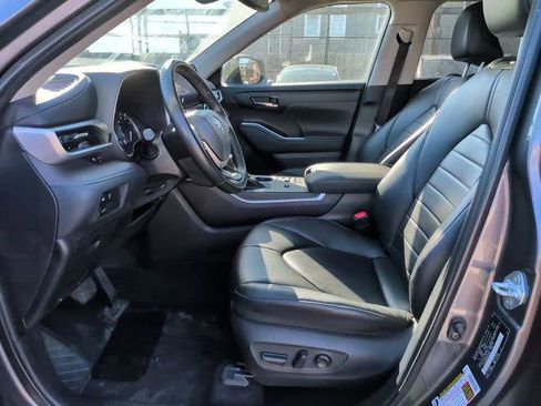 Certified 2024 Toyota Highlander XLE FWD image 16