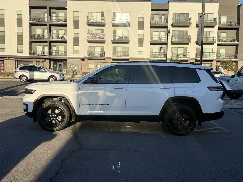 Used 2023 Jeep Grand Cherokee L Laredo AWD/4WD image 4