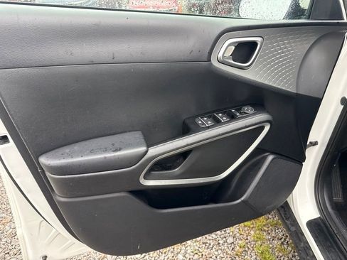 Used 2023 Kia Soul LX w/ LX Technology Package FWD image 11
