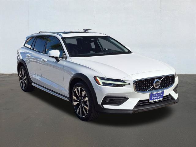Certified 2025 Volvo V60 B5 Cross Country Ultra AWD/4WD image 3