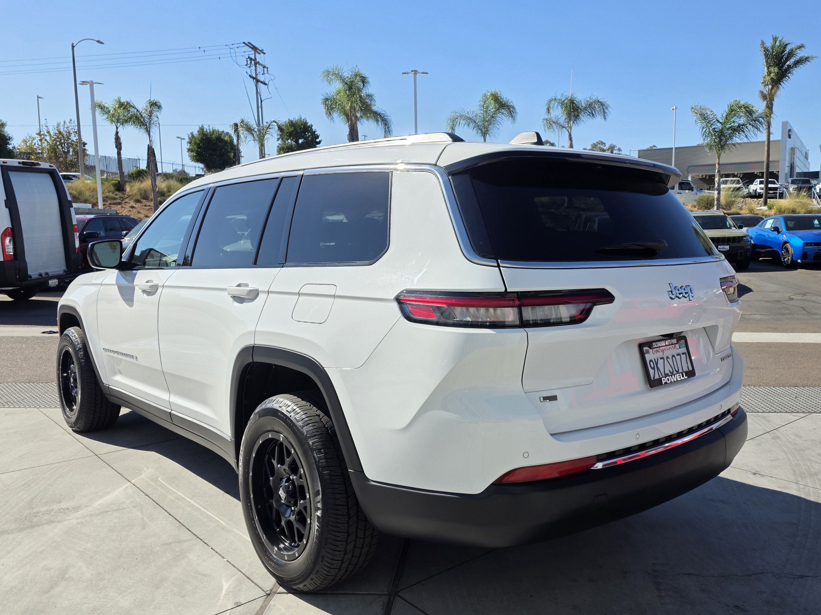 Used 2022 Jeep Grand Cherokee L Laredo RWD image 3