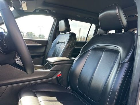 Certified 2024 Jeep Grand Cherokee L Limited w/ Luxury Tech Group II image 10