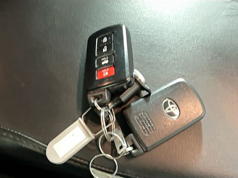 Used 2016 Toyota Avalon XLE Plus FWD image 36