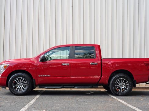 Used 2021 Nissan Titan SV w/ SV Convenience Package RWD image 8