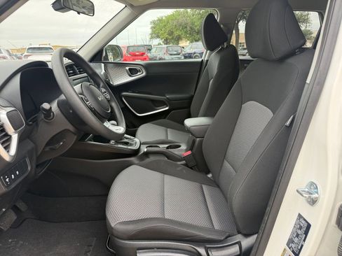 Used 2025 Kia Soul LX w/ LX Technology Package FWD image 27