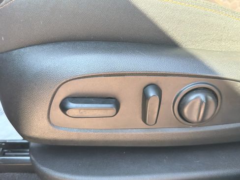 Used 2020 Chevrolet Equinox LT FWD image 18