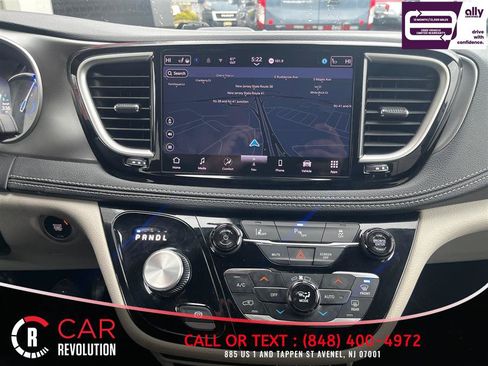 Used 2024 Chrysler Pacifica Limited FWD image 23