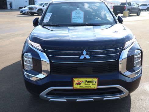 Used 2024 Mitsubishi Outlander SE image 2