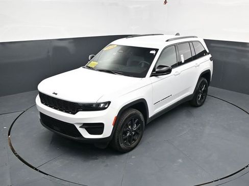 Used 2025 Jeep Grand Cherokee Altitude AWD/4WD image 41