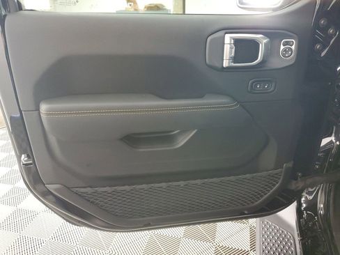 New 2025 Jeep Gladiator High Tide image 25