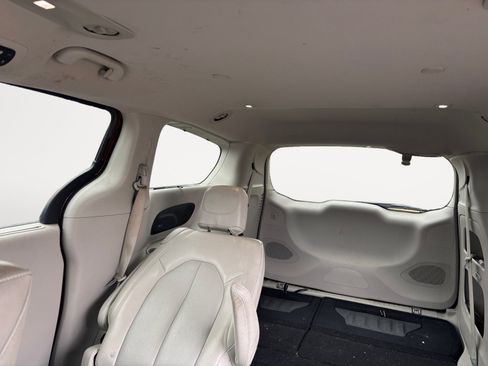 Used 2018 Chrysler Pacifica Touring-L Plus w/ Advanced Safetytec Group FWD image 12