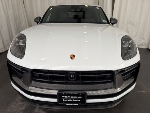 Certified 2025 Porsche Macan image 6