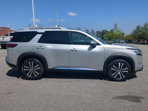 Used 2024 Nissan Pathfinder Platinum AWD/4WD image 3