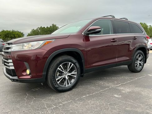 Used 2019 Toyota Highlander Plus w/ Carpet Mat Package (TMS) FWD image 7