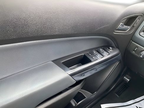 Used 2019 Chevrolet Colorado Z71 AWD/4WD image 24