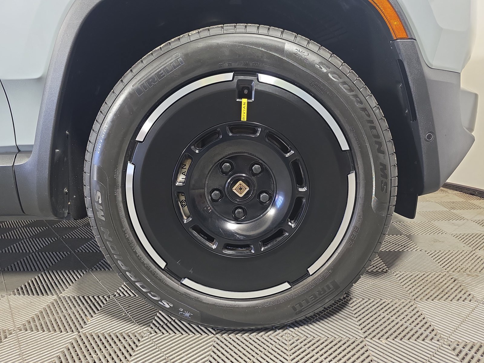 Used 2025 Rivian R1T Adventure Dual AWD/4WD image 11