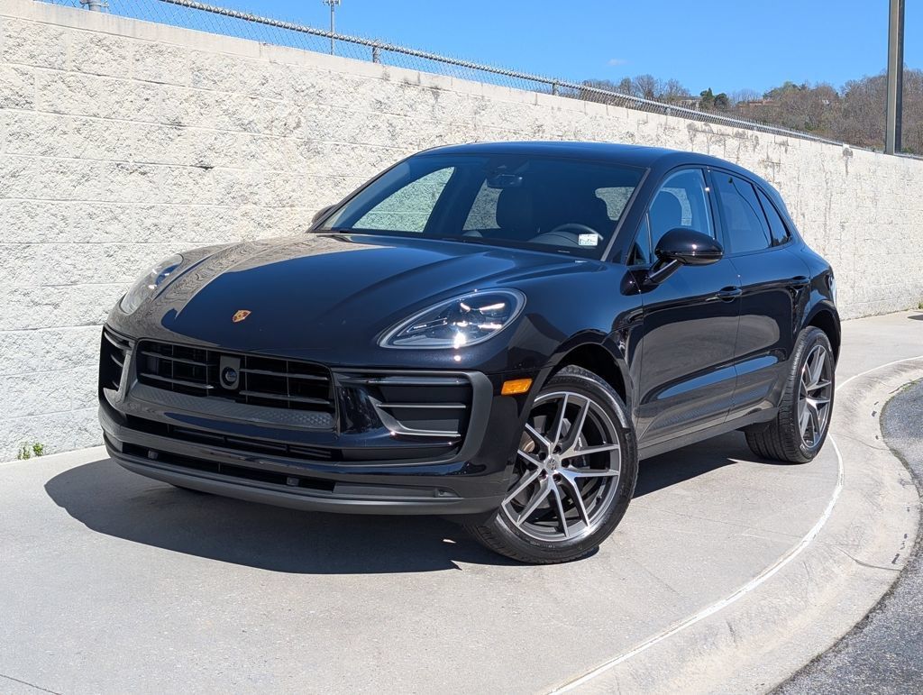Certified 2025 Porsche Macan AWD/4WD image 1