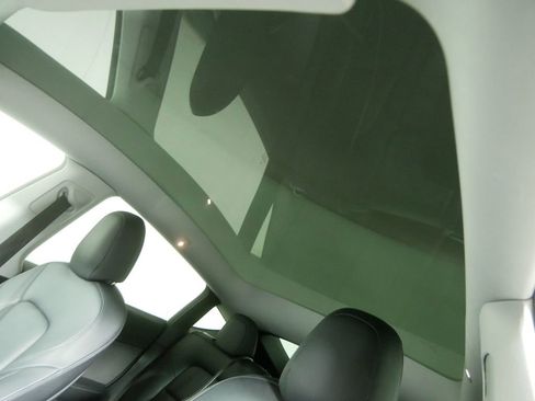 Used 2022 Tesla Model Y Long Range image 10