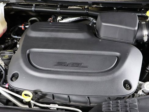 Used 2025 Chrysler Pacifica Select image 15