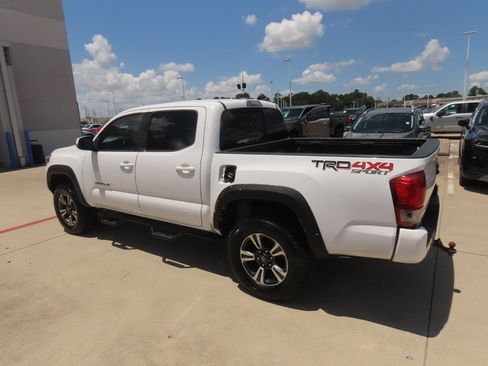 Used 2017 Toyota Tacoma TRD Sport AWD/4WD image 16