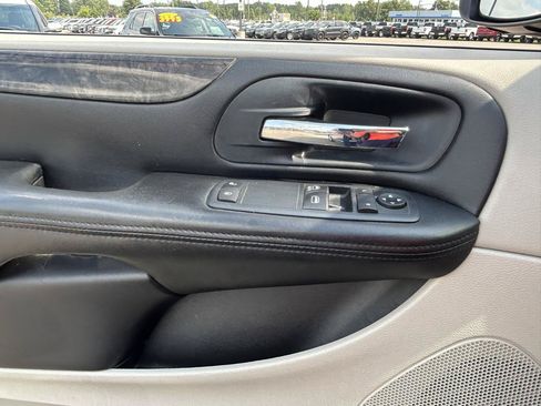 Used 2011 Dodge Grand Caravan SXT FWD image 25
