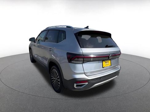 Used 2025 Volkswagen Taos SE FWD image 12