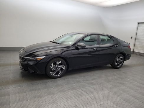 Used 2025 Hyundai Elantra Sport FWD image 2