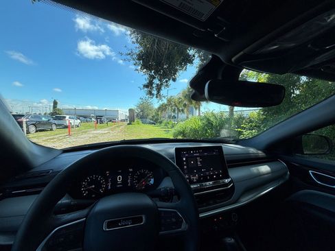 Used 2025 Jeep Compass Limited image 33