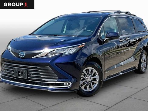 Used 2021 Toyota Sienna XLE FWD image 1