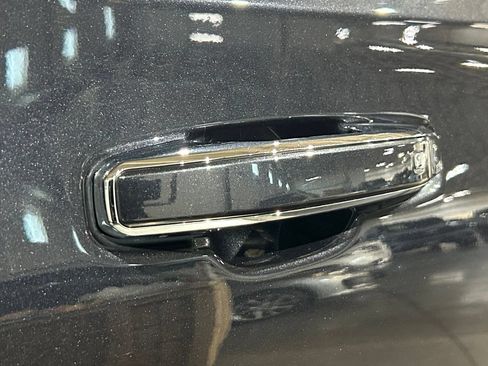 Used 2023 Chevrolet Suburban Premier AWD/4WD image 17