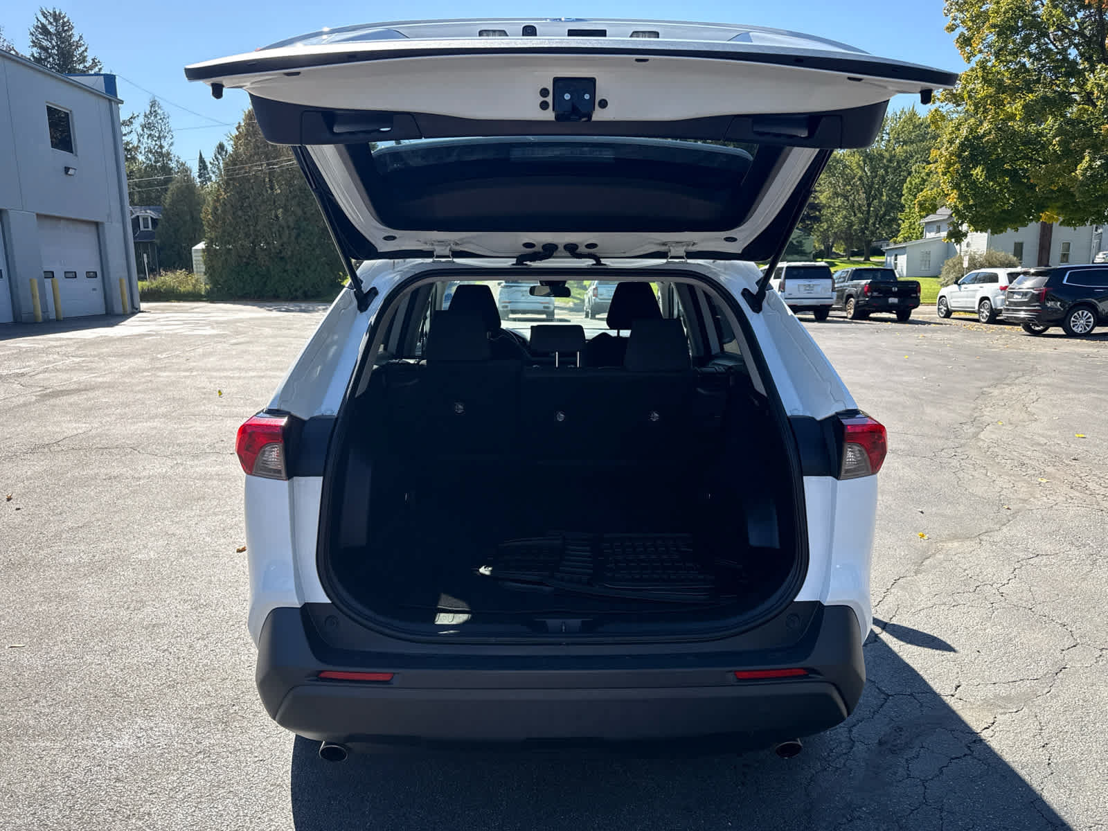 Used 2019 Toyota RAV4 LE w/ Carpet Mat Package AWD/4WD image 15