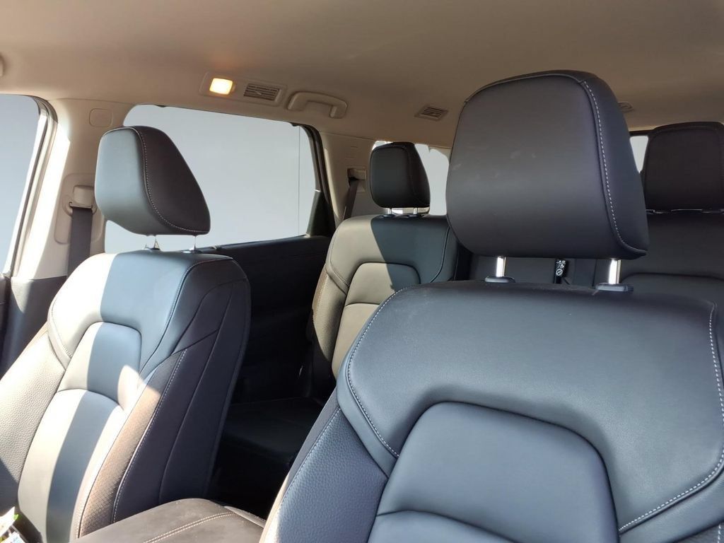 Used 2025 Nissan Pathfinder SL FWD image 16