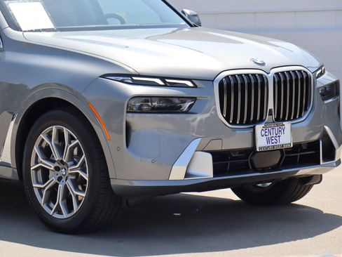 Used 2025 BMW X7 xDrive40i w/ Premium Package image 2