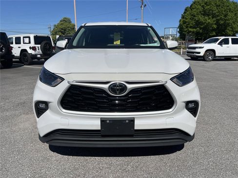 Used 2023 Toyota Highlander LE FWD image 3