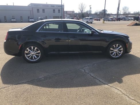 Used 2018 Chrysler 300 Touring L image 8