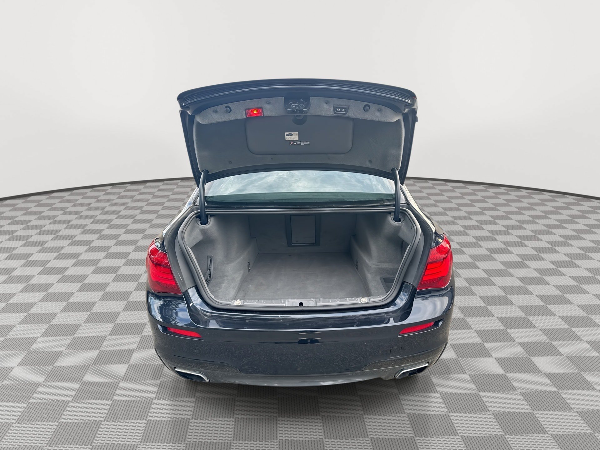 Used 2015 BMW 750Li xDrive AWD/4WD image 21