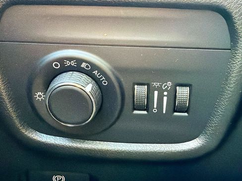 Used 2023 Jeep Grand Cherokee Laredo AWD/4WD image 34
