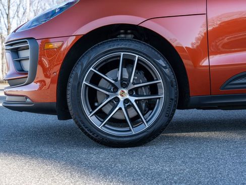 Certified 2022 Porsche Macan image 11