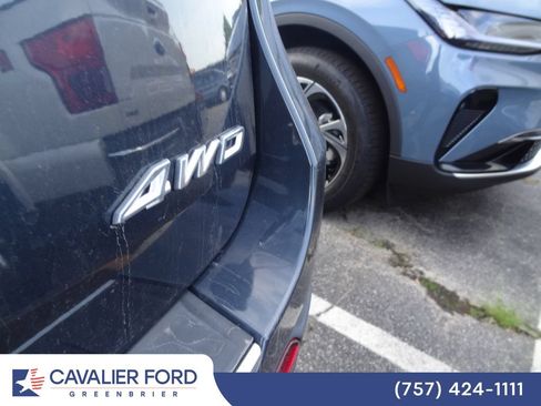 Used 2023 Ford Explorer Platinum w/ Technology Package AWD/4WD image 7
