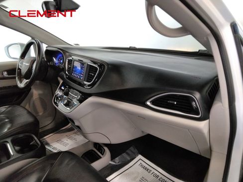 Used 2018 Chrysler Pacifica Touring-L image 48