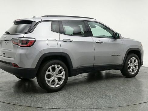 Used 2025 Jeep Compass Latitude AWD/4WD image 9