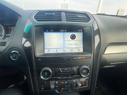 Used 2018 Ford Explorer XLT image 13