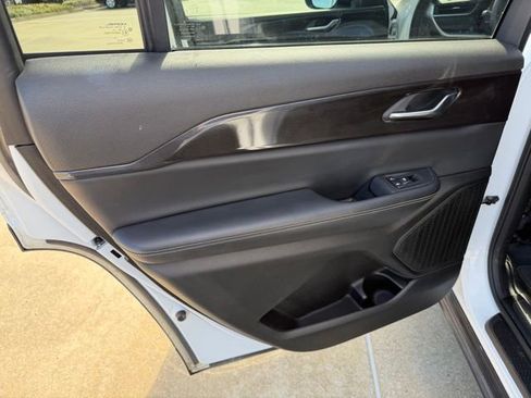 Used 2023 Jeep Grand Cherokee L Laredo image 14