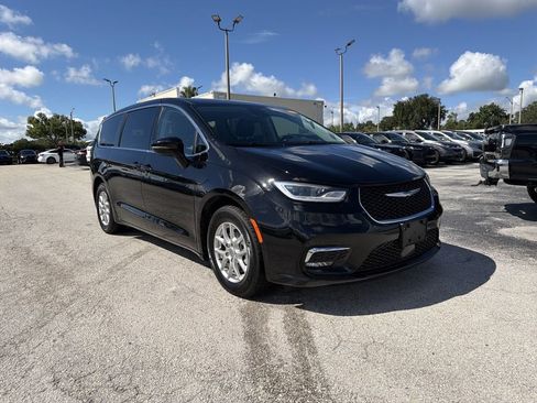 Used 2024 Chrysler Pacifica Touring-L FWD image 1
