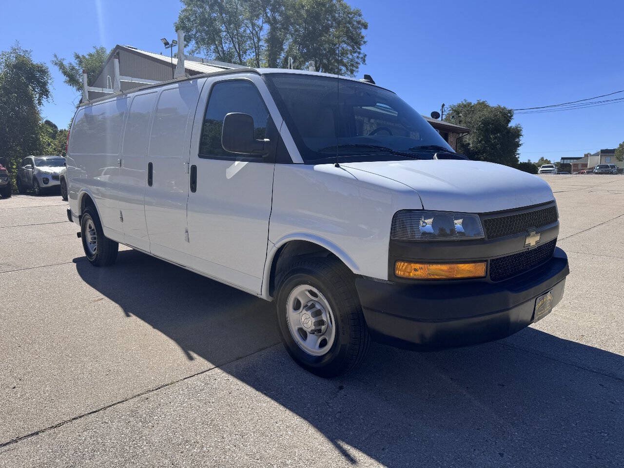 Used 2018 Chevrolet Express 3500 Extended w/ Driver Convenience Package RWD image 3