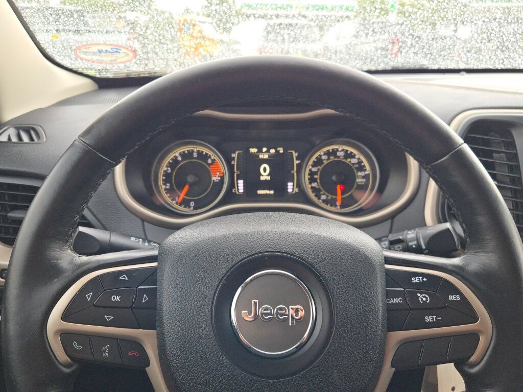 Used 2016 Jeep Cherokee Latitude w/ Cold Weather Group AWD/4WD image 32