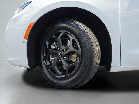 Used 2024 Chrysler Pacifica Limited w/ Uconnect Theater Family Group FWD image 47