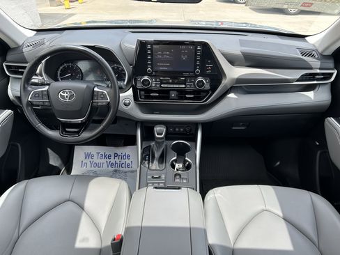 Used 2020 Toyota Highlander XLE AWD/4WD image 18
