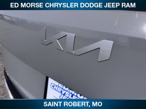 Used 2025 Kia Carnival EX image 9